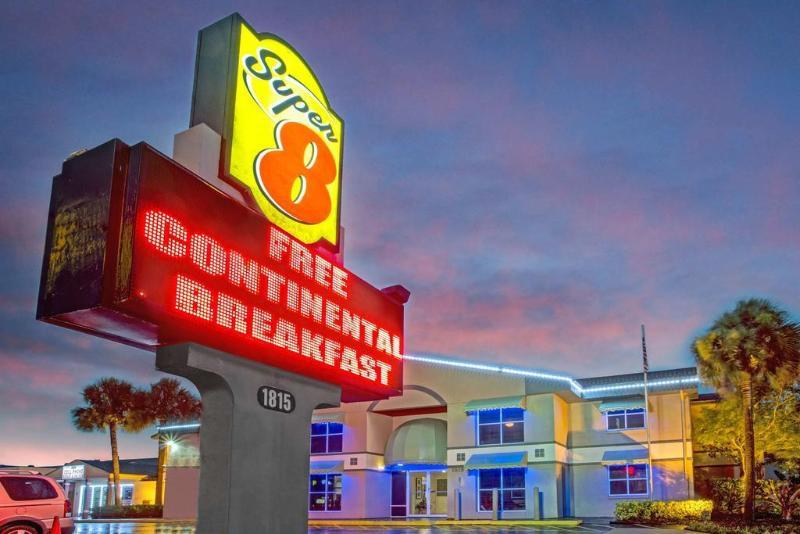 Отель Super 8 By Wyndham Kissimmee/Maingate/Orlando Area Селебрейшн Экстерьер фото