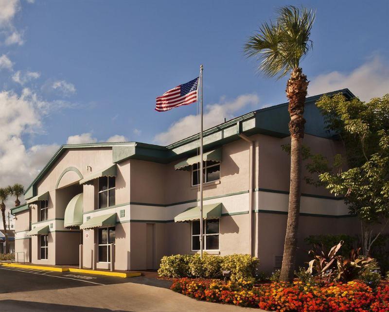 Отель Super 8 By Wyndham Kissimmee/Maingate/Orlando Area Селебрейшн Экстерьер фото
