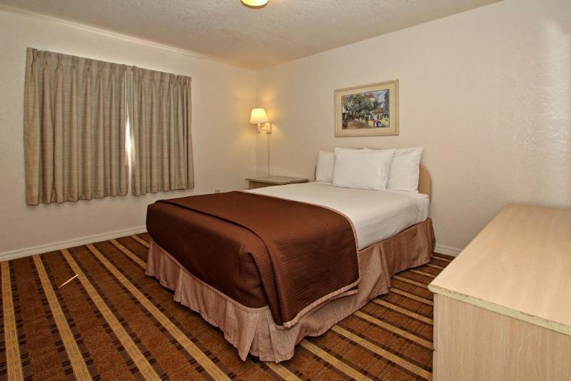 Отель Super 8 By Wyndham Kissimmee/Maingate/Orlando Area Селебрейшн Экстерьер фото