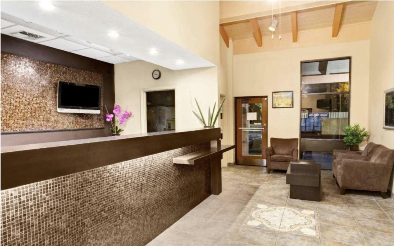 Отель Super 8 By Wyndham Kissimmee/Maingate/Orlando Area Селебрейшн Экстерьер фото